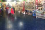 Interior de la tienda BIKILA de Toledo. Gran exposición de zapatillas de running